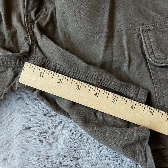 Carhartt Woman’s Green Cargo Shorts size 8 - Picture 8 of 9